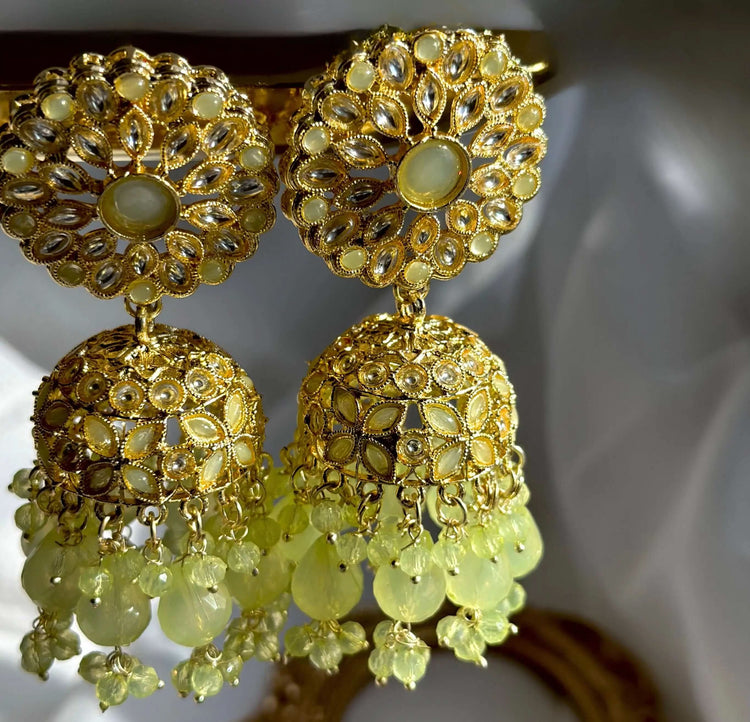 Queen Of Rani Jhumki
Exquisite Design and Royal Appeal
The 'Rani' jhumkas truly embody the essence of the "Queen Of Jewelry". With their intricate golden filigree deRani Jhumki