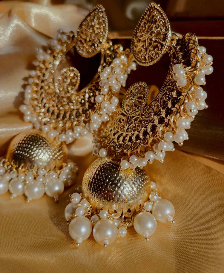 Parisa – A Symbol of Celestial Grace and Timeless Beauty
Exquisite Design
Parisa earrings are a symbol of celestial grace and timeless beauty. They feature an intricParisa