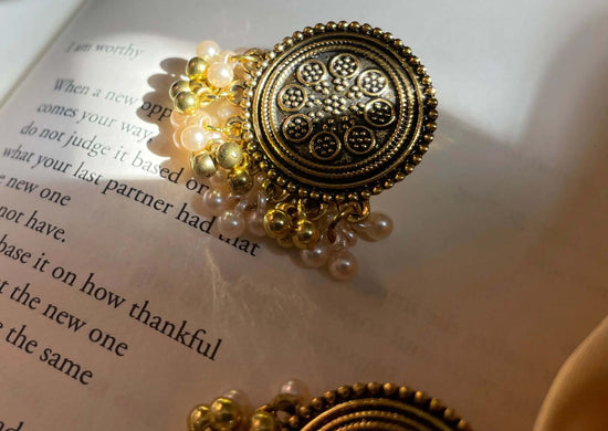 Discover the Noor Earrings
Elegance and Brilliance
The "Noor" earrings, named after the Arabic word for "light," embody elegance and brilliance. These earrings are mNoor earrings