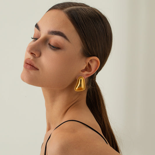 Pieces: 1-piece
Material: 18K gold-plated, Stainless steel, Silver-plated
Care instructions: Avoid wearing during exercise, as sweat will react with the jewelry to pSeren Stud Earrrings