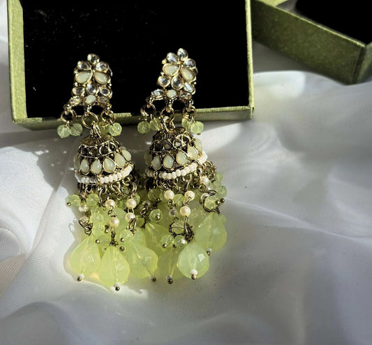 Silver, gold, shanakht, earrings, jhumka, pearls, diamondsDiscover the Beautiful Arya Jhumka
Elegance in Every Detail
The Arya Jhumka is truly an ode to tradition and artistry. This beautiful jewelry piece highlights ornateArya Jhumka