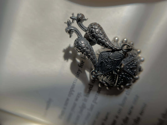 Experience Luxury with Zainab Jhumka
Delicate Elegance
Zainab Jhumka conveys a sense of luxury and sophistication with its delicate and refined elements. The earringZainab Jhumka