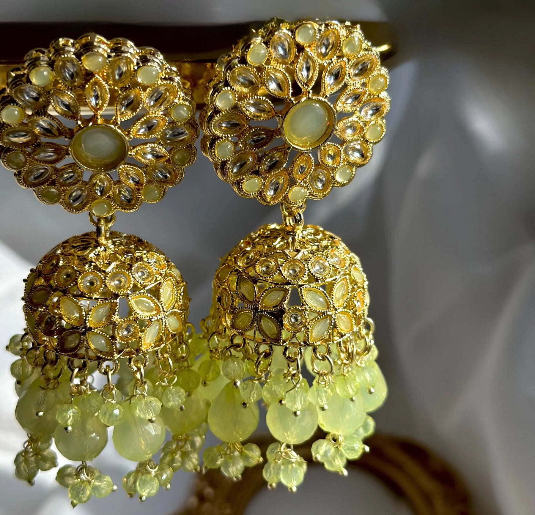 Queen Of Rani Jhumki
Exquisite Design and Royal Appeal
The 'Rani' jhumkas truly embody the essence of the "Queen Of Jewelry". With their intricate golden filigree deRani Jhumki