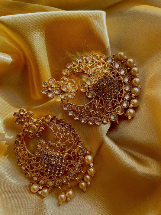Feroze: A Perfect Statement Piece
Elegance and Opulence
The Feroze
earrings radiate elegance and opulence, making them an ideal statement piece for fashion enthusiasFeroze