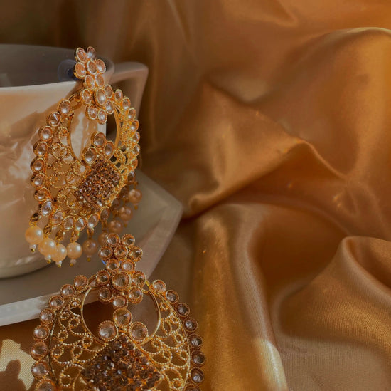 Feroze: A Perfect Statement Piece
Elegance and Opulence
The Feroze
earrings radiate elegance and opulence, making them an ideal statement piece for fashion enthusiasFeroze